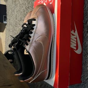 Wmns Classic Cortez leather gold sz 9.5 in women